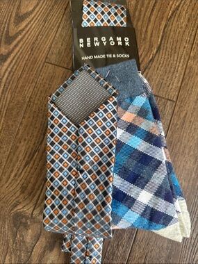 Bergamo New York NWT Handmade Tie and Sock Set Blue Orange White Patterned